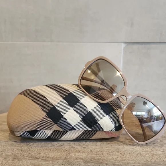 Designer Burberry Sunglasses with Case - Picture 1 of 7
